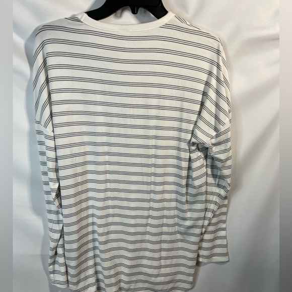 Old navy long sleeve - Picture 4 of 4